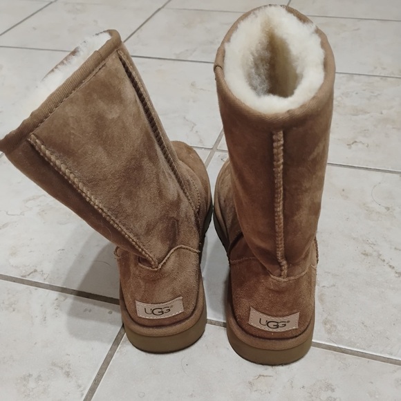 UGG Women's Classic Il Boot Chestnut Short Boots
1017703K Size 10 - Picture 4 of 9